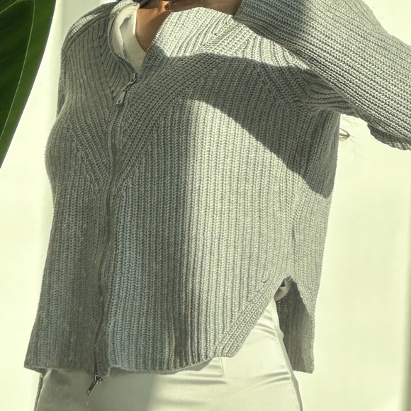 Guess small size 2 piece Ribbed Cardigans grey and white - Picture 3 of 8